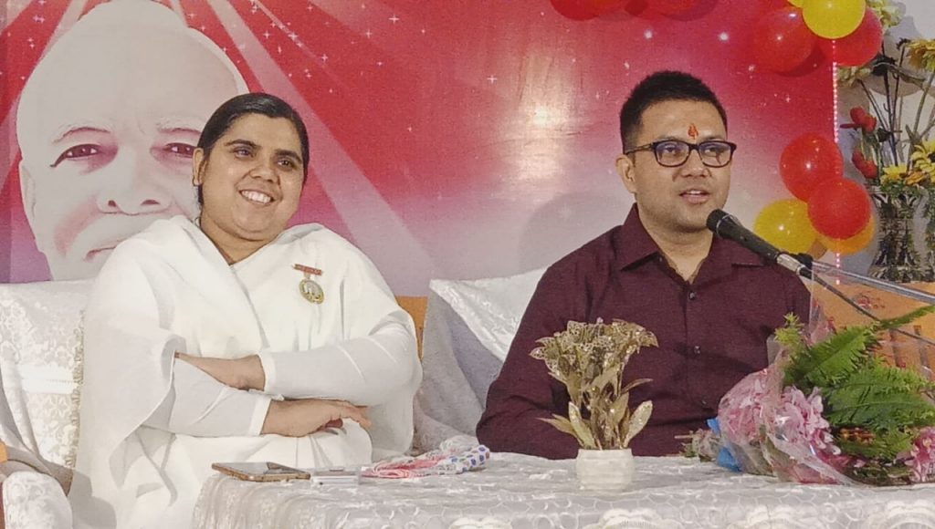 जिला अधिकारी को राखी बंधते कंचन बहन जी बेगुसराय